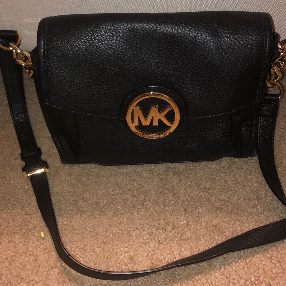 Michael kors black crossbody !!